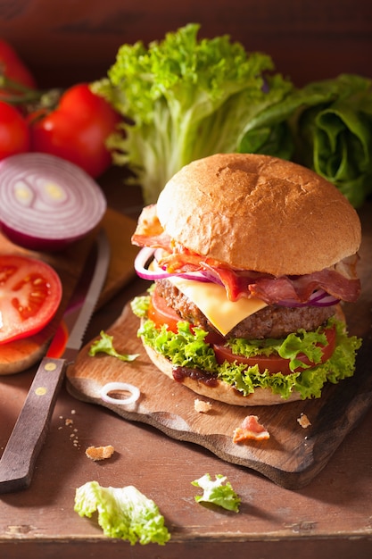 Koken spek kaas hamburger met rundvlees pasteitje tomaat ui