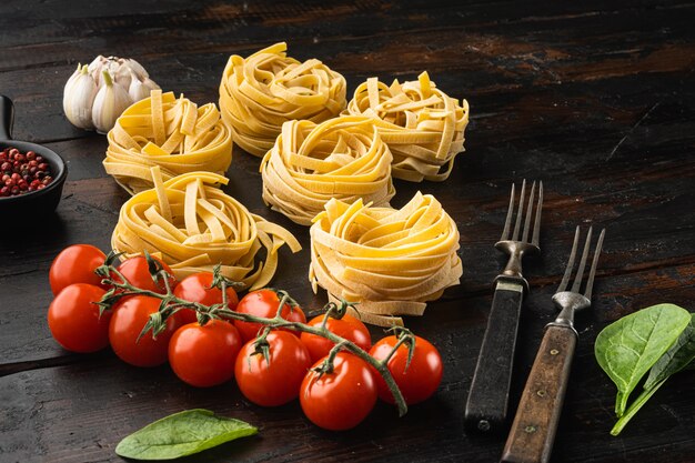 Koken tagliatelle pasta en ingrediënten set, op oude donkere houten tafel achtergrond