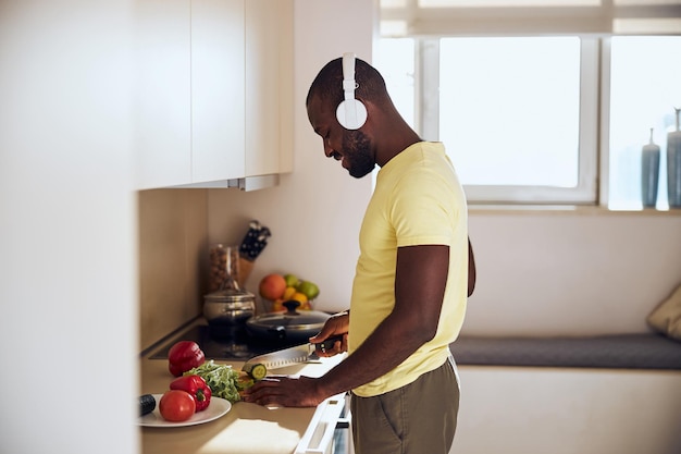 Koken terwijl je naar muziek luistert terwijl je eten klaarmaakt