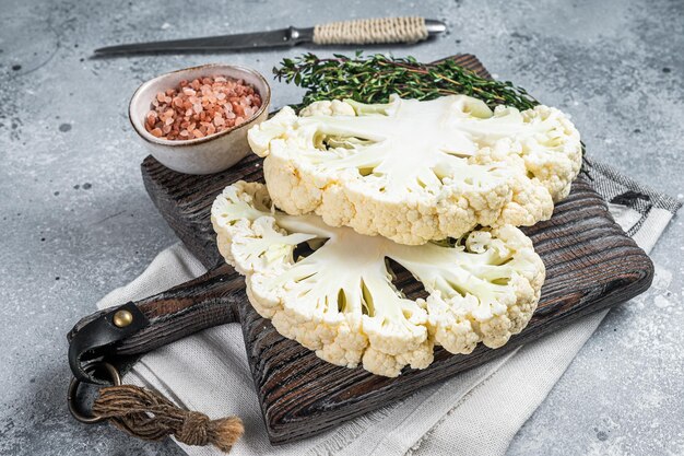 Koken van bloemkool steak Vegetarische keuken Grijze achtergrond Bovenaanzicht