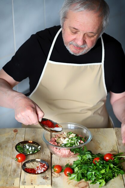 Koken van gehakt voor koteletten, hamburger of kebab