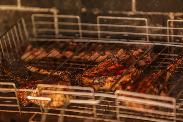 Koken van smakelijke sappige spareribs op de grill