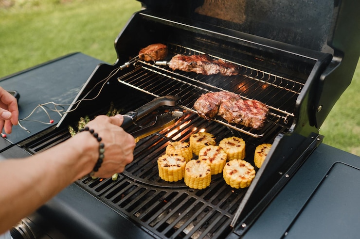 Foto koken van vlees en groenten op een buitengrill