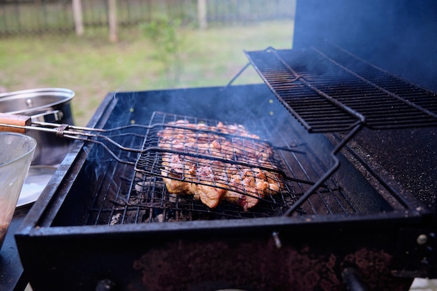 Koken van vlees op de grill op de kolen op de barbecue.