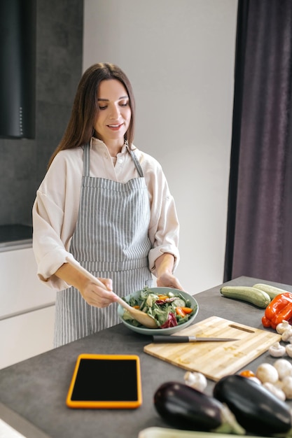 Koken. Vrouw snijden groenten op een snijplank