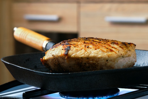 Foto kokend varkensvleesvlees op grillkoekepan