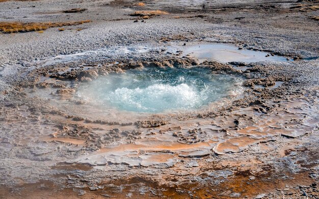 Foto kokend water in een warmwaterbron te midden van een geothermisch landschap in het yellowstone park