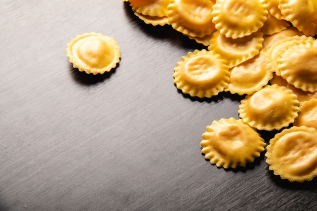 Kokende Italiaanse ravioli op houten lijst. met.