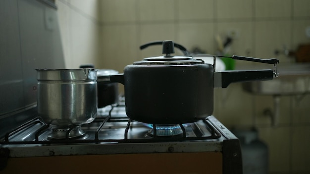 Kokende pan op fornuis in een Zuidamerikaanse keuken