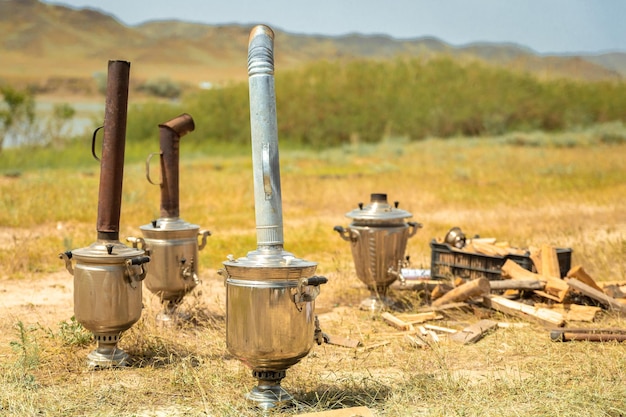 Kokende samovar in de steppe met brandhout Catering reizen buiten