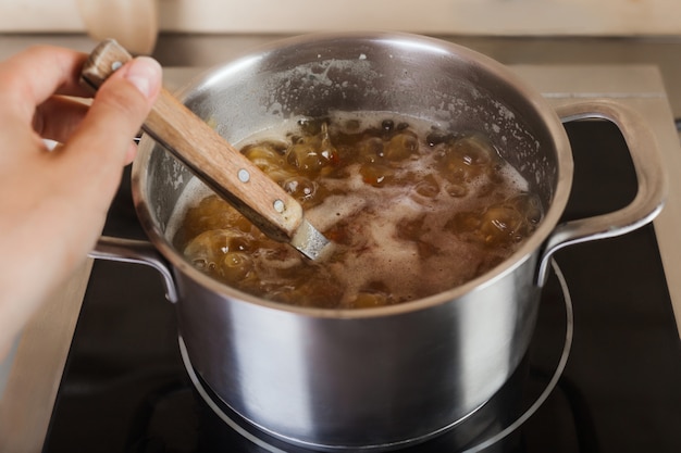 Kokende soep in pan op elektrisch fornuis in de keuken