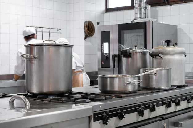 Kokken die eten koken in een commerciële keuken