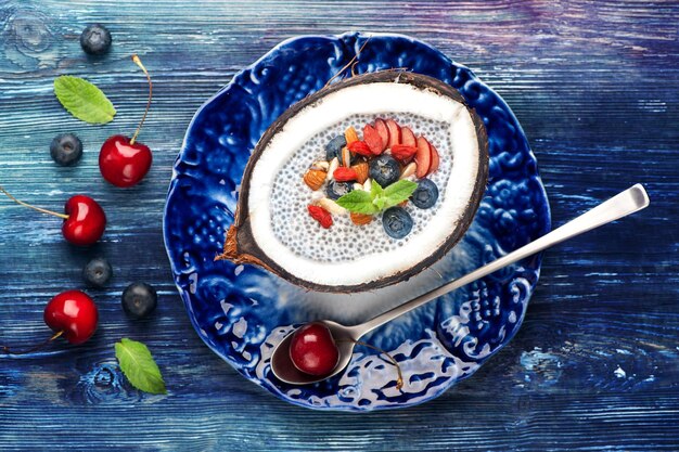 Kokos chia pudding met fruit en bessen als ontbijt