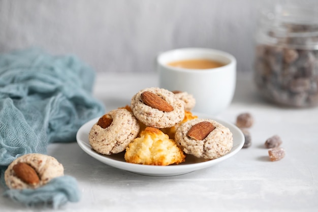 Kokos- en amandelkoekjes op een klein schoteltje