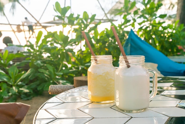 Kokos Smoothie Pot op tafel - gezond drankje