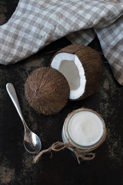 Kokos-yoghurt en kokos. Veganistische yoghurt. Keto-dieet.