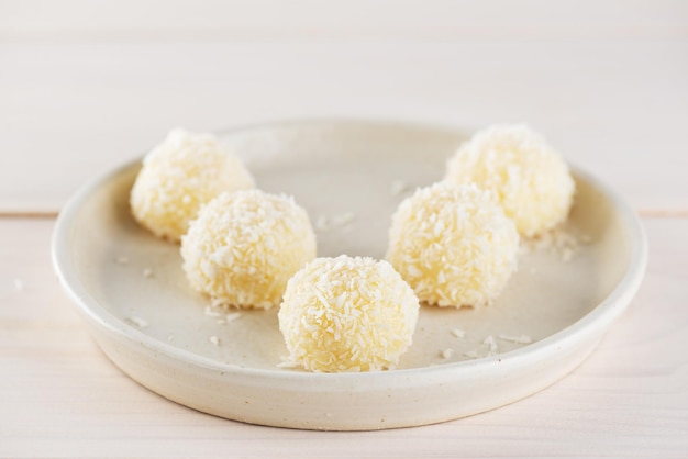 Kokosbrigadeiro een traditionele Braziliaanse truffel