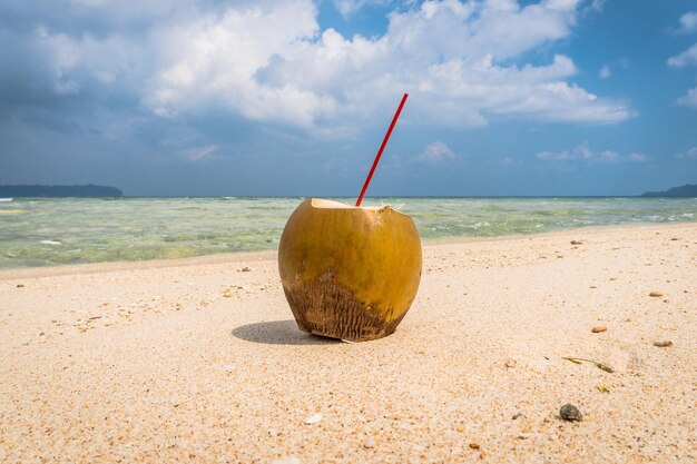 Foto kokoscocktail op het strand