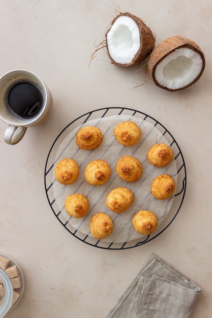 Kokoskoekjes op een beige ondergrond. Bakken. Vegetarisch eten.