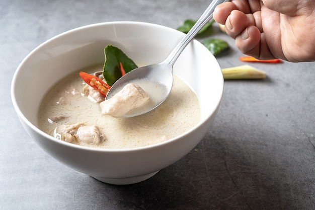 Kokosmelk soep met kip (Tom Kha Gai)