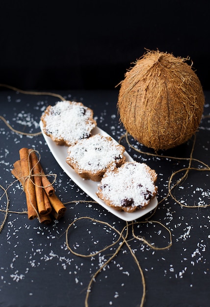 Kokosmuffins op een zwarte achtergrond