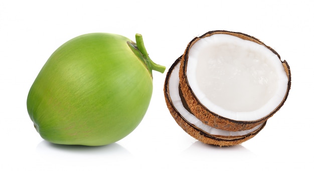Kokosnoot die op een witte achtergrond wordt geïsoleerd