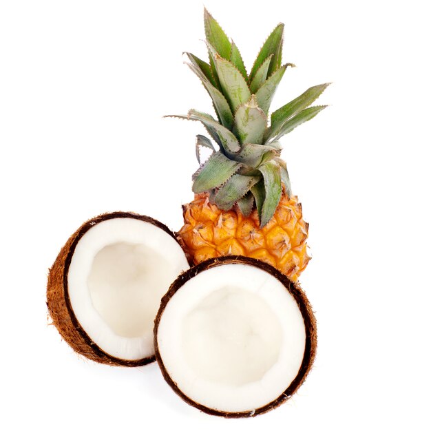 Kokosnoot en ananas die op wit wordt geïsoleerd