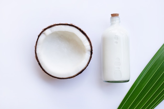 Kokosnoot met kokosmelk op witte achtergrond.