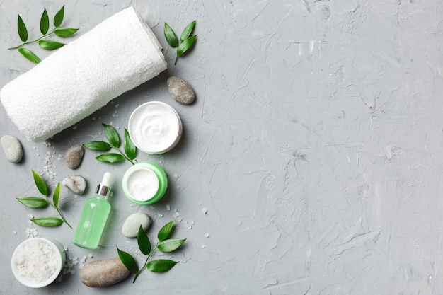 Kokosnoot met potten kokosolie en cosmetische crème op gekleurde achtergrond Bovenaanzicht Vrije ruimte voor uw tekst Natural spa kokoscosmetica en biologisch behandelingsconcept Coconut Spa samenstelling