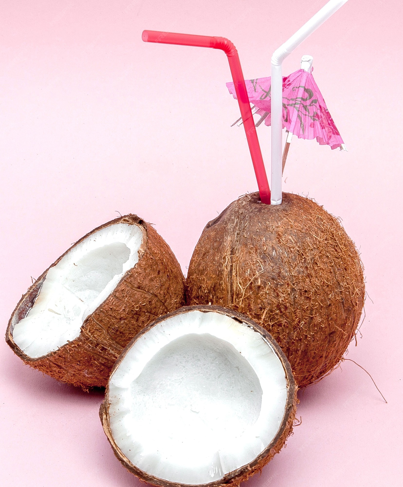 Laag Vermoorden Artefact Kokosnoot met rietje en paraplu op roze achtergrond met kopie ruimte. |  Premium Foto