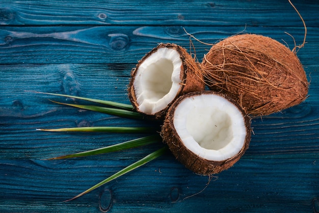 Kokosnoot op een houten achtergrond Tropisch fruit en noten Bovenaanzicht Vrije ruimte voor tekst