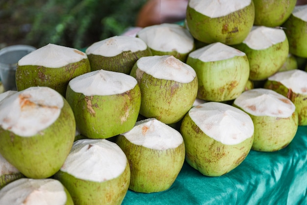 Foto kokosnoot op houten tafel