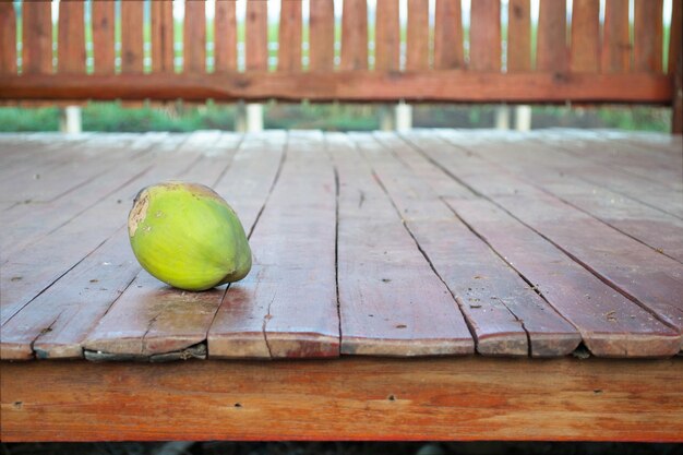 Kokosnoot op oude houten vloer