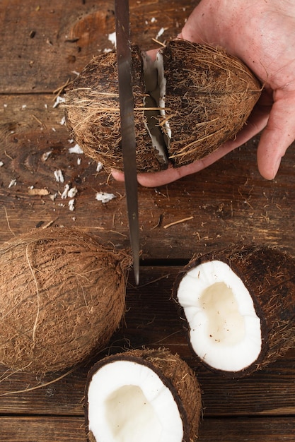 Kokosnoten gesneden op bruine houten ondergrond