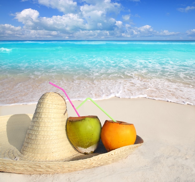 Kokosnoten in caraïbisch strand op de sombrerohoed van mexico