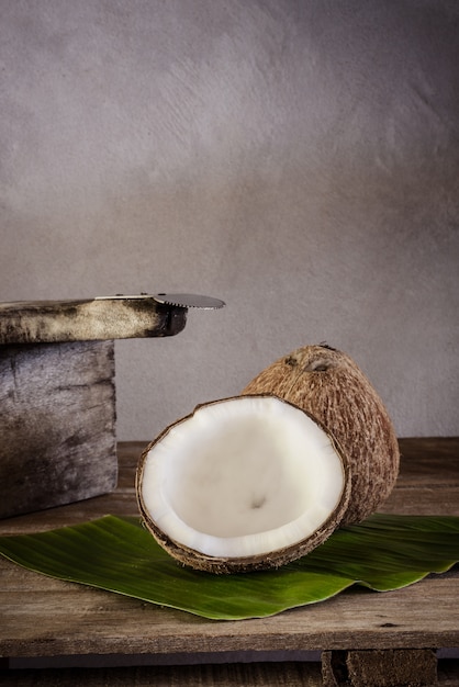 Kokosnoten op bananenblad en kokosnoot rasp