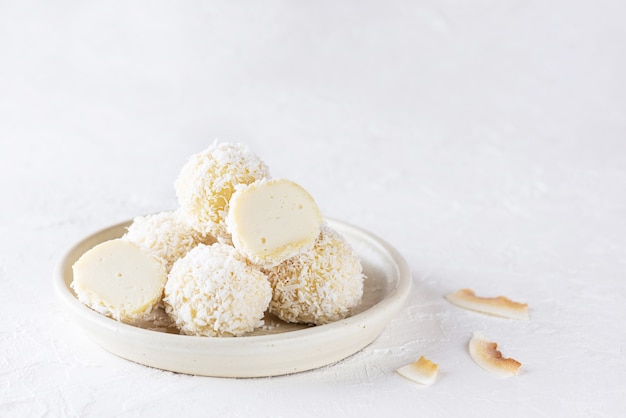 Kokostruffels met witte chocolade op een lichte ondergrond