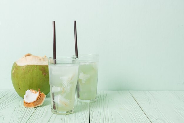 kokoswater of kokossap in glas met ijsblokjes