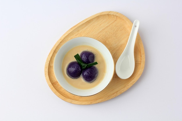 Kolak Candil Ubi Ungu или фиолетовые сладкие картофельные шарики с пальмовым сахаром и кокосовым молочным соусом