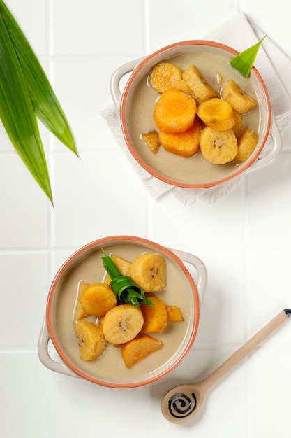 Kolak of Kolak Pisang is een Indonesisch dessert dat erg populair is tijdens de ramadan, gemaakt van zoete aardappel kolangkaling van banaan, gekookt met kokosmelk, palmsuiker en pandanusbladeren