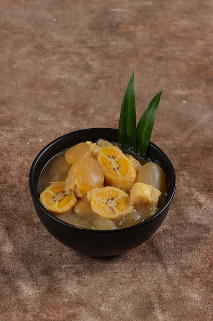 Kolak pisang tape is een traditioneel Indonesisch dessert gemaakt van banaan met palmsuikersaus