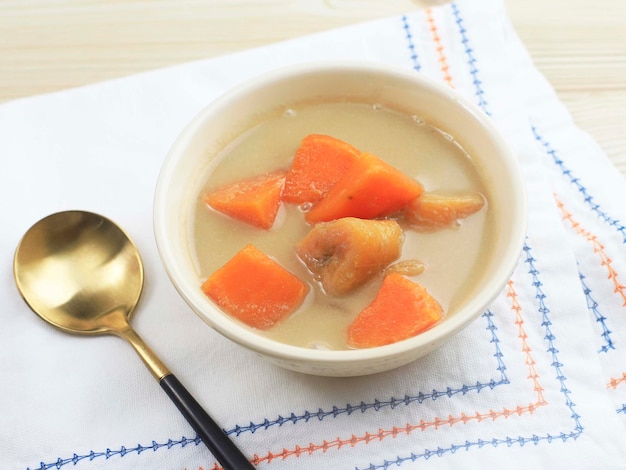 Kolak pisang ubi of banaan en zoete aardappelcompote is een populair indonesisch dessert