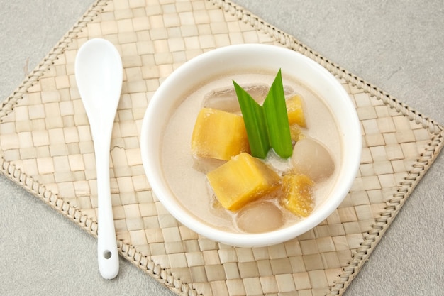 콜라크 우비 (Kolak Ubi) 는 인도네시아의 전통적인 디저트이며, 달한 감자, 코코 우유, 설탕 및 판다누스로 만들어집니다.