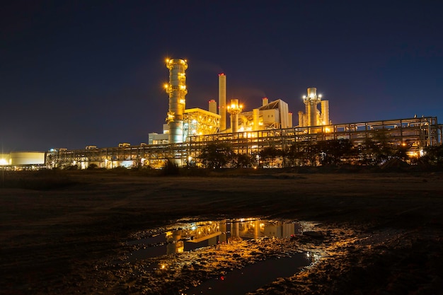 Foto kolen elektriciteitsonderstation schoorsteen en elektriciteitscentrale prachtige schemering zonsondergang