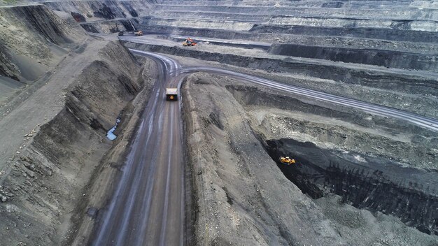 Kolenmijn, luchtfoto. Weg voor het verkeer van mijnbouwvrachtwagens.