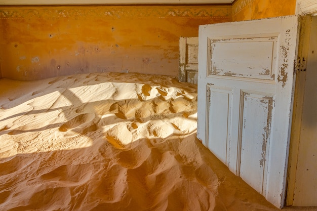 나미비아의 Luderitz 근처 Kolmanskop 유령 도시.