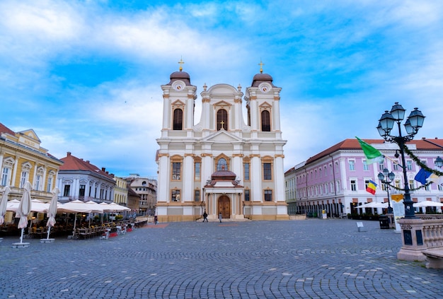 Kolom van de Heilige Drie-eenheid en de rooms-katholieke kathedraal op het plein van de Unie in de Roemeense stad Timisoara