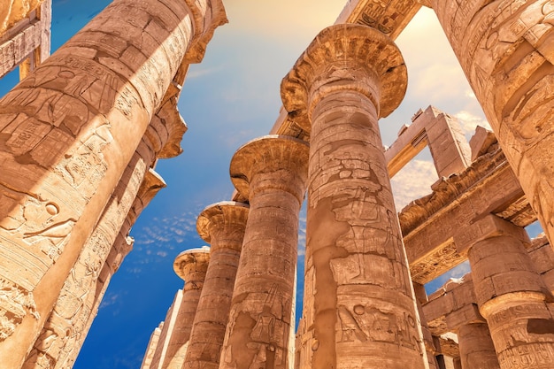 Kolommen van de Grote Hypostyle Zaal in Karnak-Tempel bij zonsondergang Luxor Egypte
