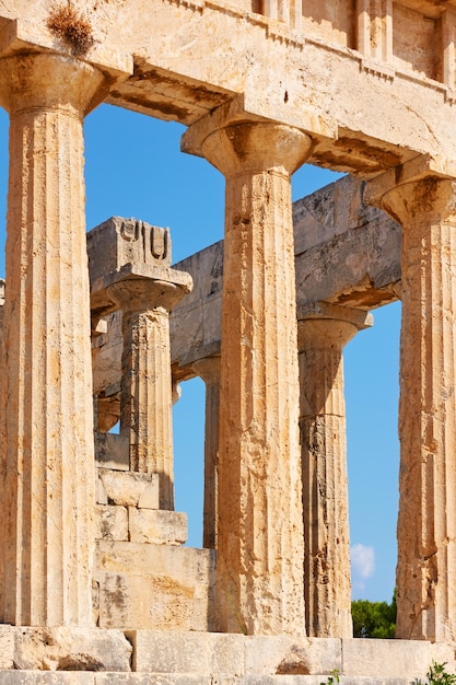 Kolommen van de tempel van Aphaea op het eiland Aegina, Griekenland. Meesterwerk van oude Griekse architectuur