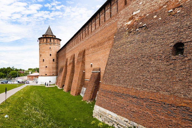 Коломенский кремль снаружи стен и Маринкиной башни